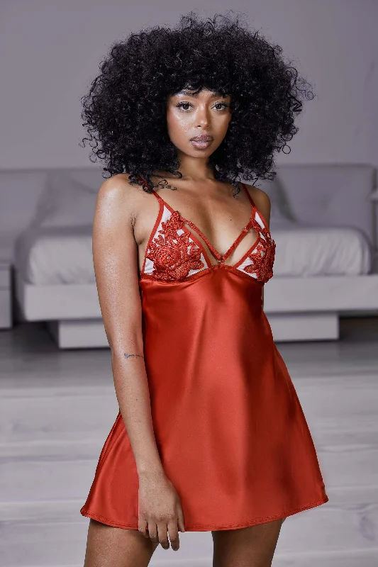 Bra with a breathable lining for a cool feel​ Brooke Red Applique Chemise