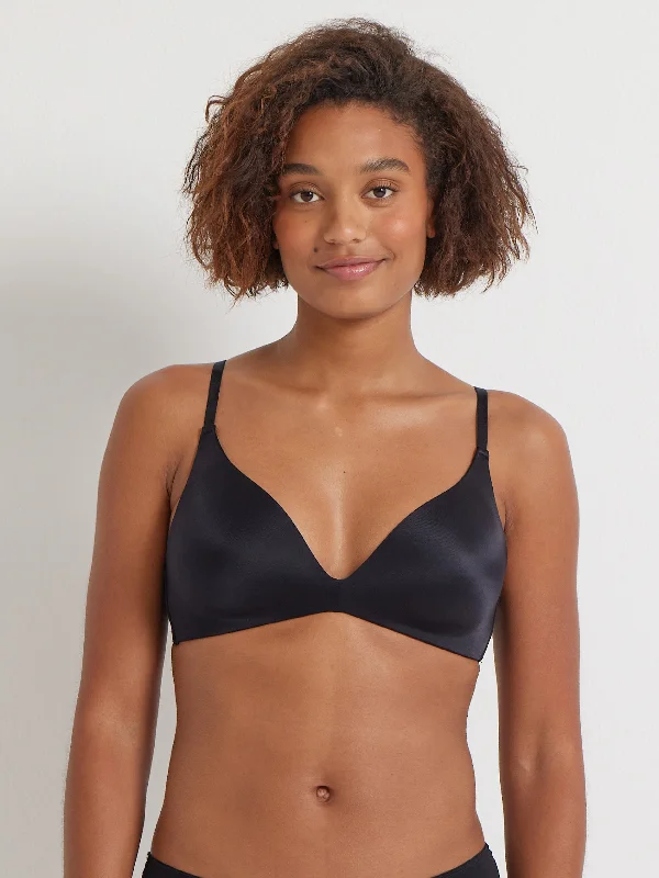 Bra with a lace - trim for an elegant and delicate touch​ Total Comfort First Fit Wirefree Plunge Bra